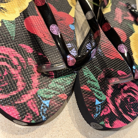 NWT Vera Bradley Havana Rose Small Flip Flops 5/6 - Picture 2 of 2